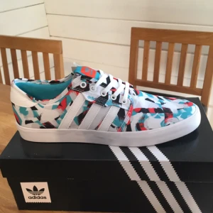  - Adidas Seeley, något små i storleken. Franska 44 är EU 43,5.  I min profil finns även matchande plagg!