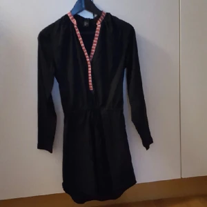  - Svart klänning med snygg detalj och dragsko i midjan. Möts gärna i Gbg, annars tillkommer fraktkostnad för köparen. 