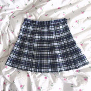  - "schoolgirl"-kjol i kiltmönster från american apparell. storleken är L, men eftersom den är tajt och kort lutar den mer mot en M enligt mig. sparsamt använd, nästan helt ny! köparen står för frakt💓