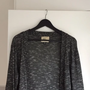  - Lång kofta från Cotton on, går strax nedanför knäna. 