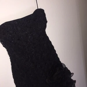  - Super fin klänning som sitter jätte fint på. Har älskat den! Måste dock tyvärr sälja den då den blivit för liten för mig. 