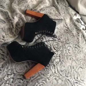  - Mina Jeffrey Campbell Lita behöver nytt hem och en ny ägare som kan älska dessa på nytt. Dem är använda 1 gång. Mocka. Originalkartong medföljer. Hör gärna av er vid frågor 😘