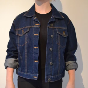  - Stor jeansjacka i M 