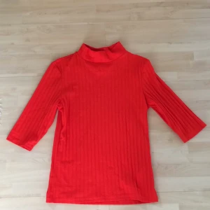 - Ribbad top med polokrage från Monki. Superskön! Storleken sitter ej kvar men tror att det är en xs  Kan mötas i Uppsala, annars står köparen för frakten:)