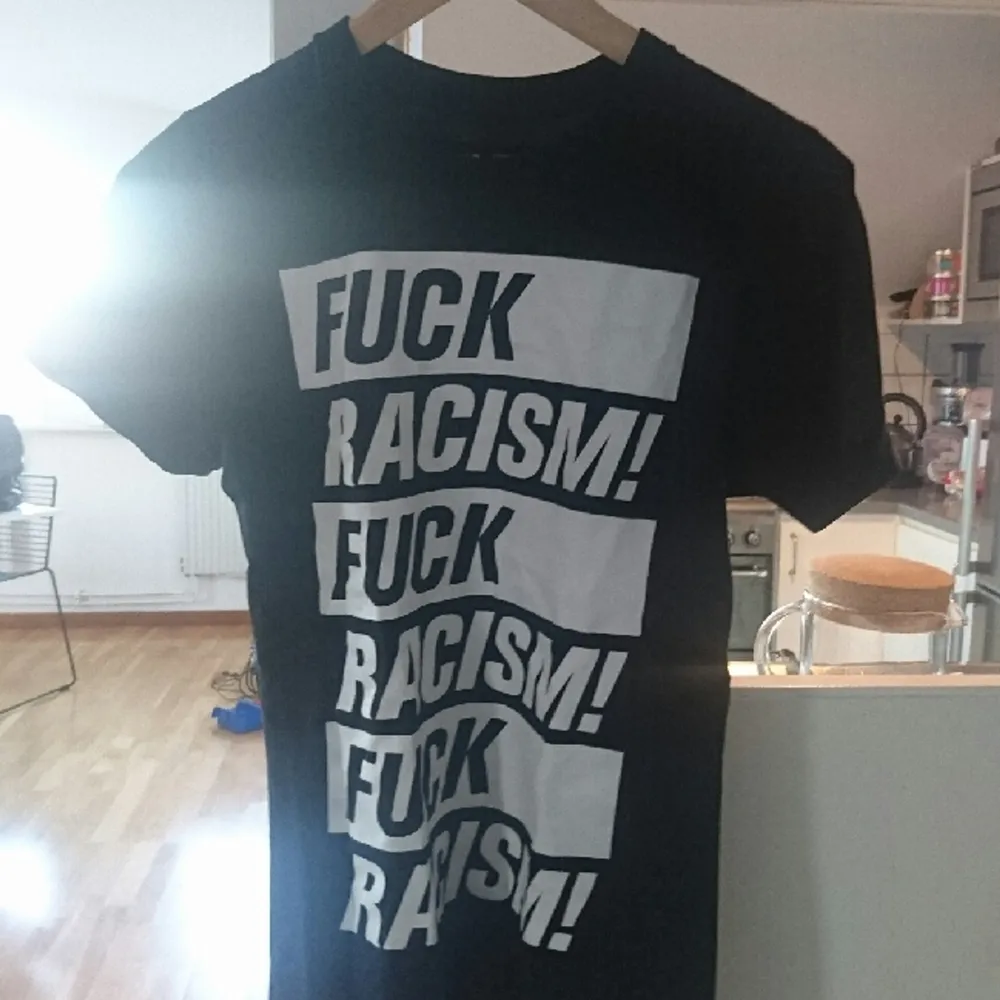 T-shirt i nyskick. take a stand! . T-shirts.