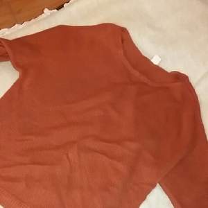 Rostbrun/röd stickad tröja från H&M, använd ett par gånger. Frakt tillkommer!  👏 