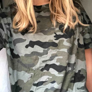  - Militärmönstrad t-shirt från Zara i nyskick! Köparen står för frakt!