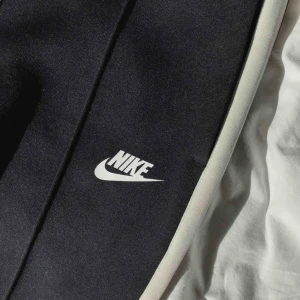  - Nike byxor  Svarta med vita ränder i sidan Superhärligt material!  Frakt tillkommer! 