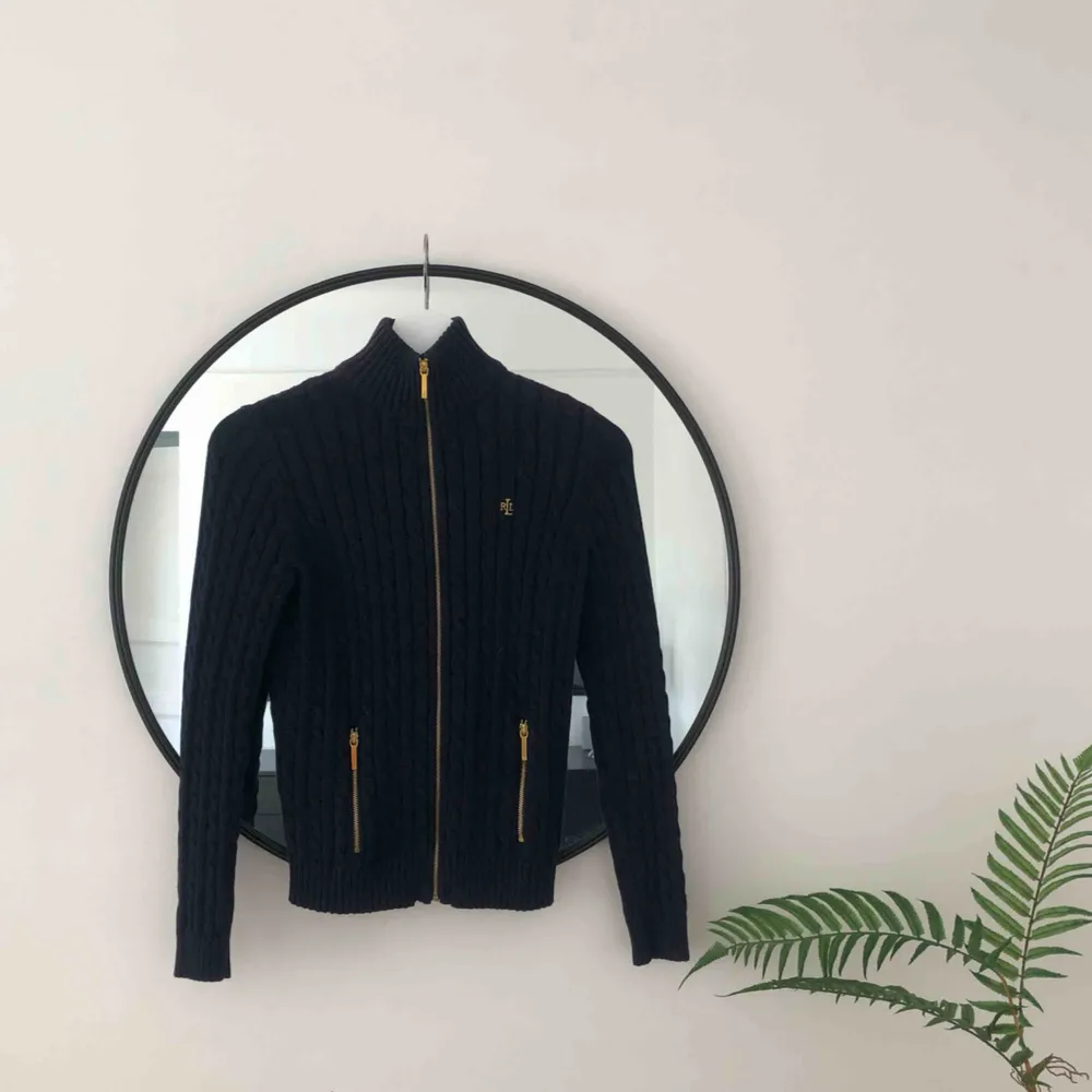 Kabelstickad marinblå Ralph Lauren tröja med gulddragkedja. Mycket bekväm och sparsamt använd. 🌞. Tröjor & Koftor.
