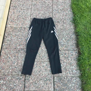  - Säljer mina adidas byxor i fint skick pga att de blivit för små