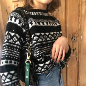  - En svartvit mönstrad stickad tröja från Zara. 