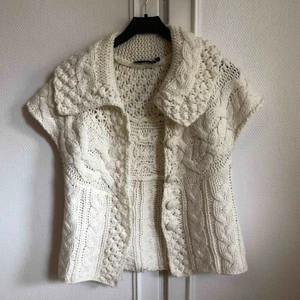  - En stickad mysig kofta i mjukt material (inte ull så den är vegansk 💚) passar XS-M! Frakt ingår i priset men kan även mötas upp i Arvika. Betalning sker via Swish eller kontant!