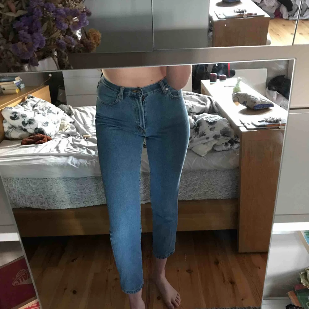 Blåa mom jeans från Bikbok! Skitfina till våren. Är ancle-length på mig som är 175 cm ungefär. 🌸. Jeans & Byxor.