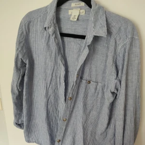  - Linneskjorta från HM LOGG. lös modell i strö 42, snygg oversize. Skickas mot frakt.