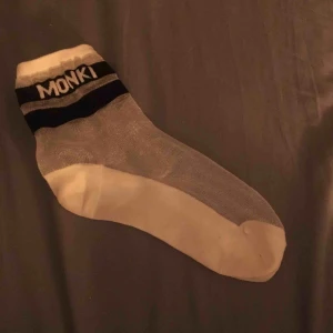  - Sheer socks från Monki. Strumporna är i ankellängd, glittriga och har texten ”Monki” upp mot benet (se bilder). Materialet är bekvämt och strumporna har aldrig används och är i mycket gott skick. Hör av dig vid ev. frågor!!
