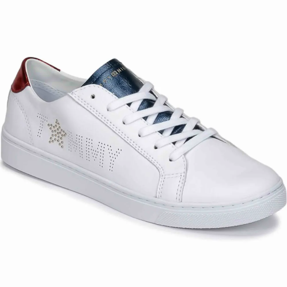 Helt nya sneakers från Tommy Hilfiger, aldrig använda endast testade inomhus. Säljes på grund av att de beställdes i fel storlek och går inte skicka tillbaka. Skor.