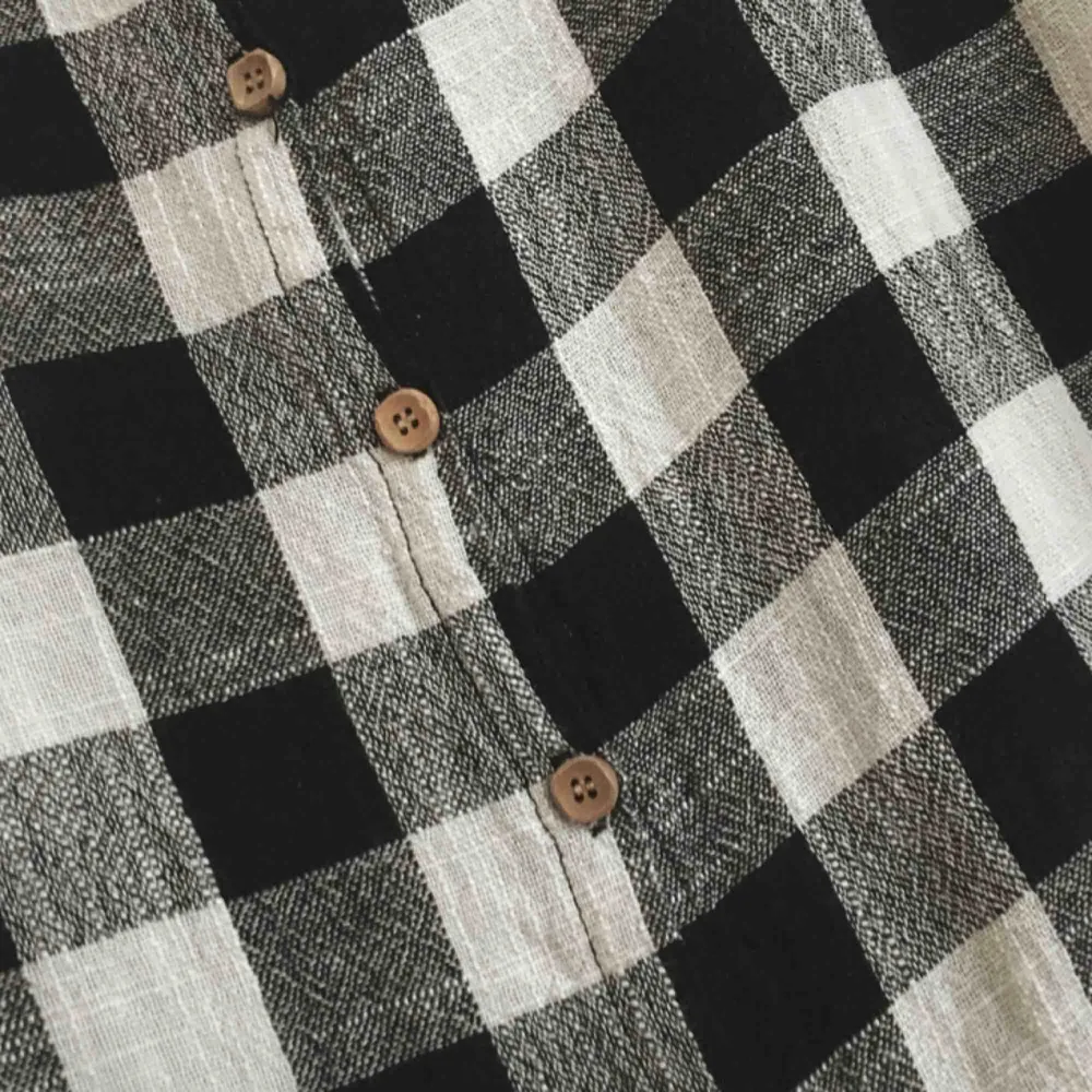 Rutig tröja från Zara! Tröjan har små träknappar i ryggen✨Köparen står för frakt eller så kan vi mötas upp i Karlstad 💓. Toppar.
