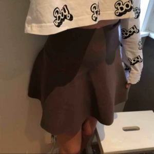  - Fin kjol i bra skick! Passar xs-M väldigt stretchig!