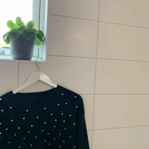  - Tröja med pärlor, bra skick och jätte skönt material 💕💕🦋🦋