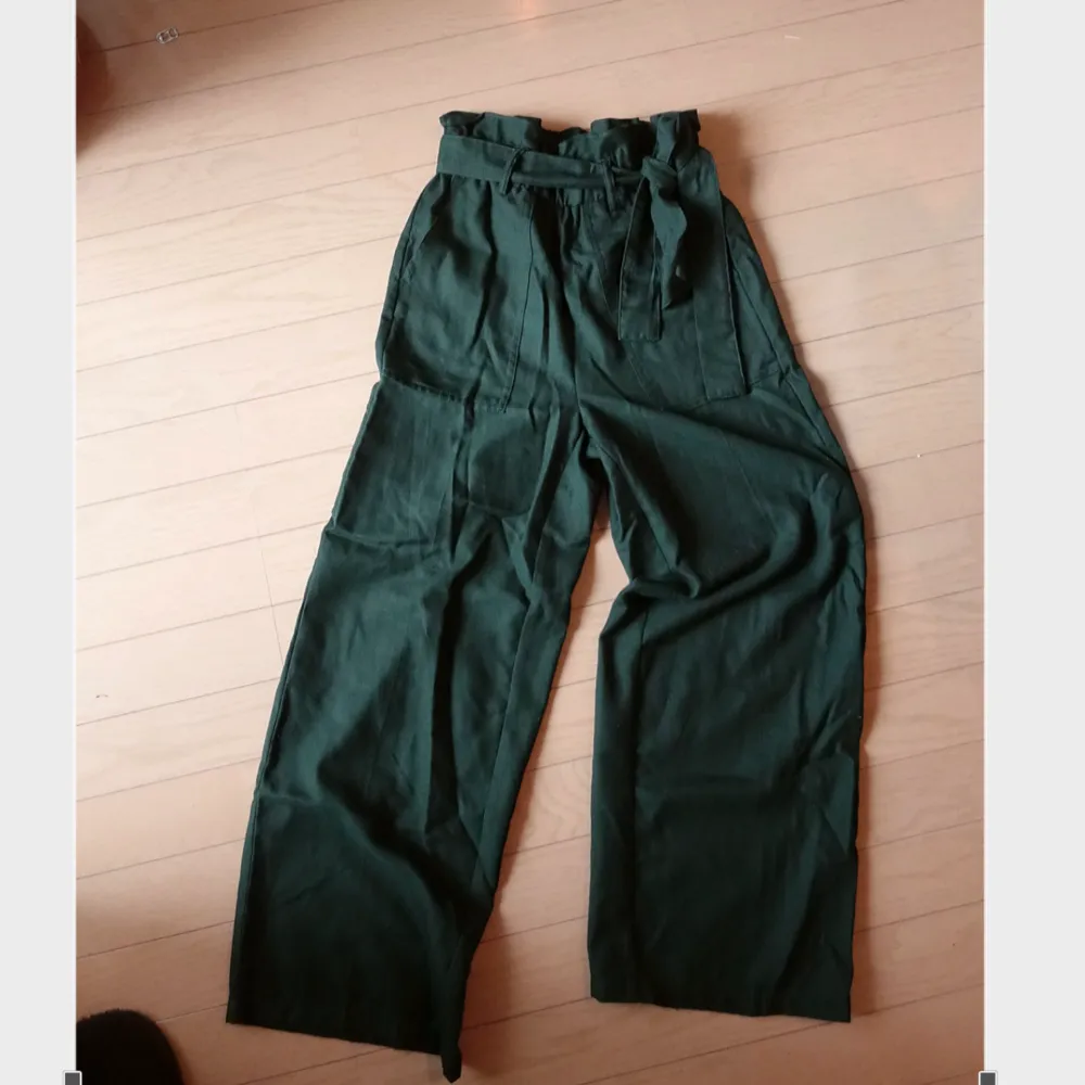 Jättefina mörkgröna höga byxor köpta i Japan.  Typ mjukt filt/flanell material. Storlek XS-S skulle jag säga och lite för små för mig som är 172 cm, så kanske passar någon lite kortare.  Men stretchiga i midjan. . Jeans & Byxor.