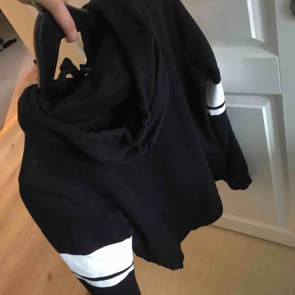En svart oversized hoodie från New Yorker i storlek S. Endast använd en gång för nåt år sen så den är i nyskick!. Huvtröjor & Träningströjor.