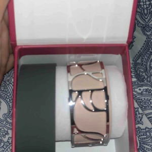  - Les Georgettes Armband med brytbara band. Finns i fyra olika färger. Helt oanvänt 