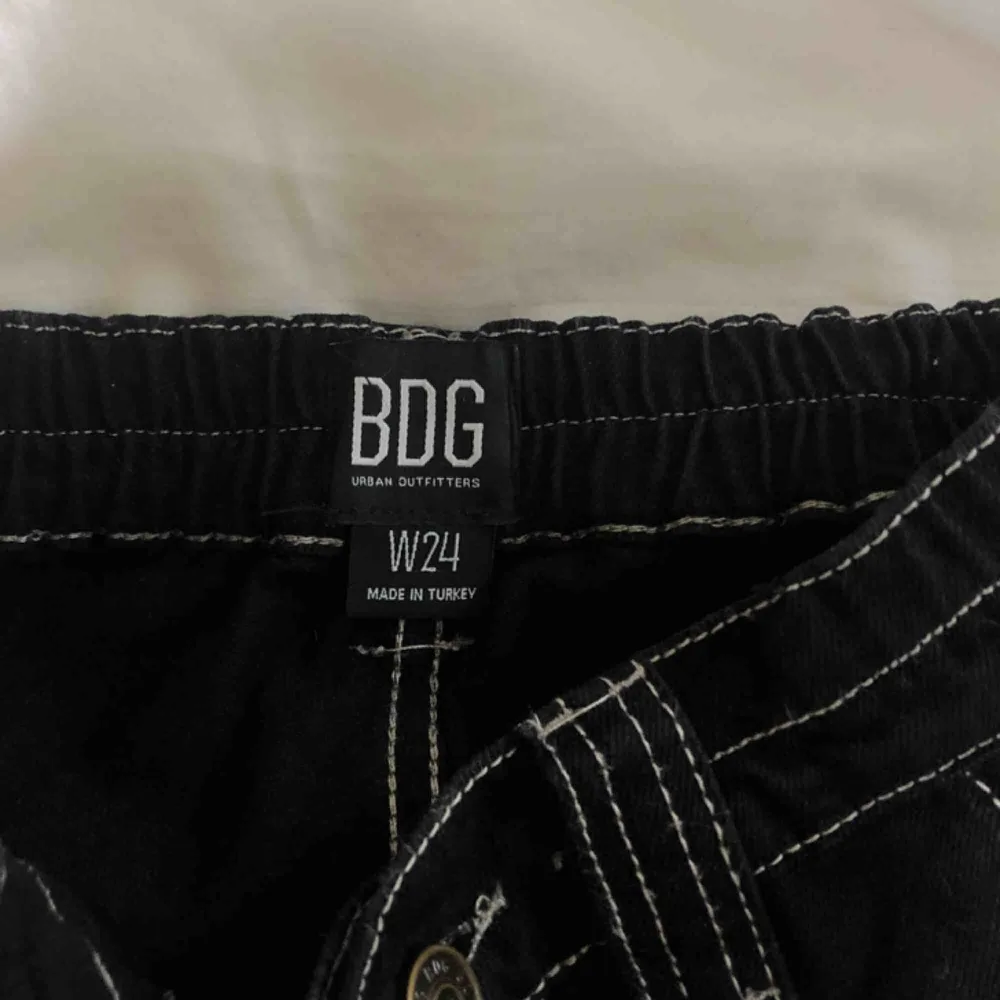 Cargo byxor från Urban Outfitters, aldrig använda. Strl W24 (XS). Hämtas i skanstull / mottagare betalar frakt. Jeans & Byxor.