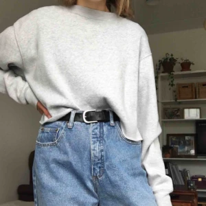  - Grå tjocktröja från Brandy Melville