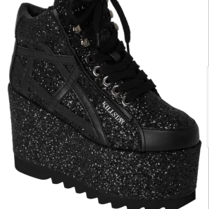  - Killstar platå strl UK3 / strl36. SÄLJES HELT NYA . . Splitternya kom för ett par dagar sen. Kan mötas upp i Gbg, Uddevalla och skickas från Tanumshede.  Porto tillkommer via spårbart. Vill så gärna kunna köpa nya i rätt storlek 😭💔 filmar när ja postar 