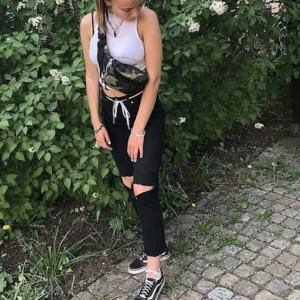  - Croppde o högmidjade jeans i stretch material från MARC LAUGE, använda ytterst lite och de är i bra skick!💞  frakten ligger på ca 40-50 kr men kan även mötas upp i centrala uppsala