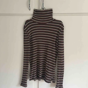  - Randig polotröja med en massa färger från Esprit. Inget fel på den utan använder bara den aldrig längre. Frakt ingår inte i priset och jag tar swish. 