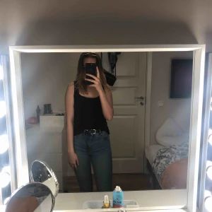  - Svart linne med hål/döskallar på baksidan. Storlek XS  Används några gånger men inte många 