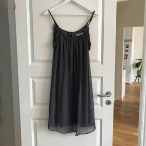  - Superfin gråblå klänning från Culture. Använd endast 1 gång. Köparen står för frakten