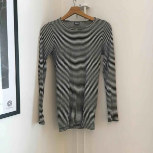  - Bra basic tröja från Nörgaard Paa Ströget. Lite längre i modellen och använd fåtal gånger. Fraktas med Postnord och köparen står för frakt 👗