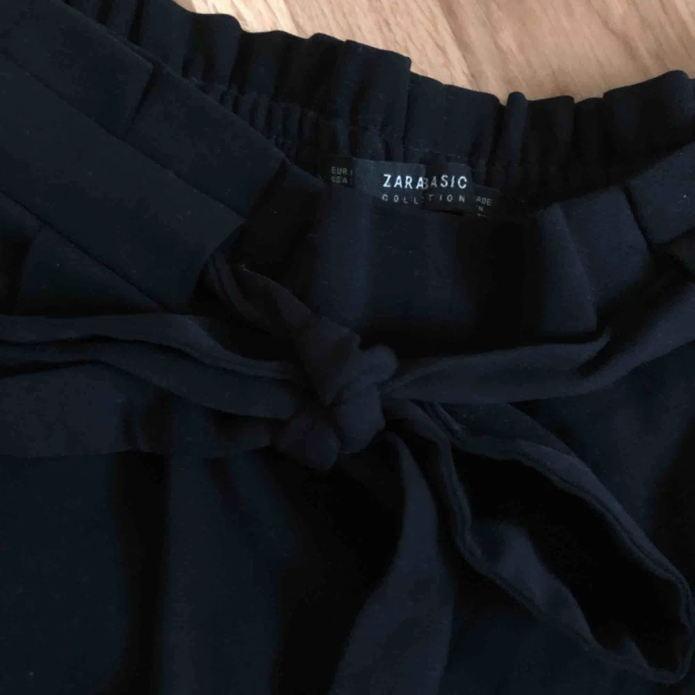 Svarta culottebyxor i tunnt material från zara. Storlek xs.. Jeans & Byxor.