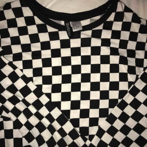  - Skön tröja i rutigt material som används fåtal gånger! Frakt ingår 💖