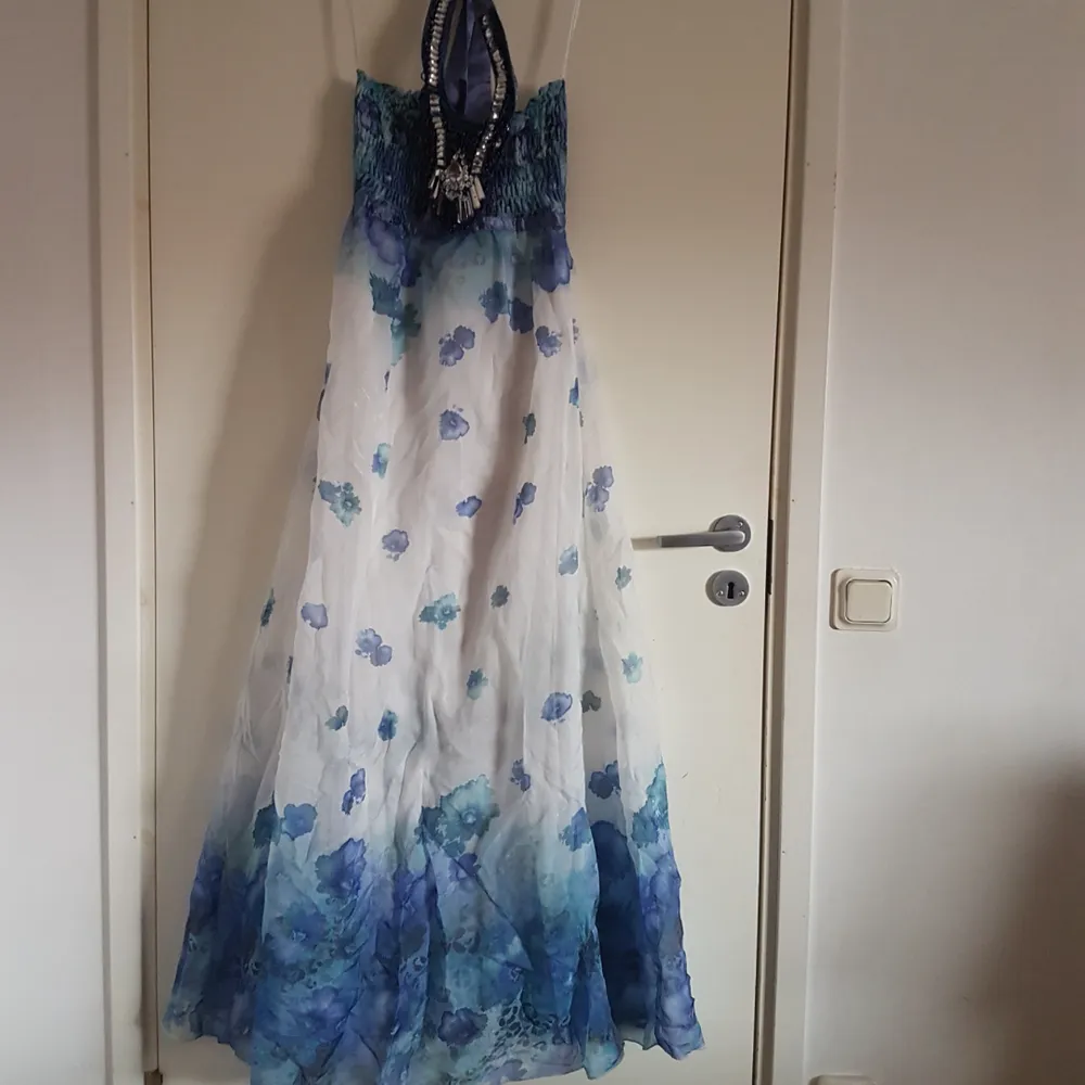 Blå och vit blommig klänning, ombre färgad med blått och turkost längst ner, fint skick . Klänningar.