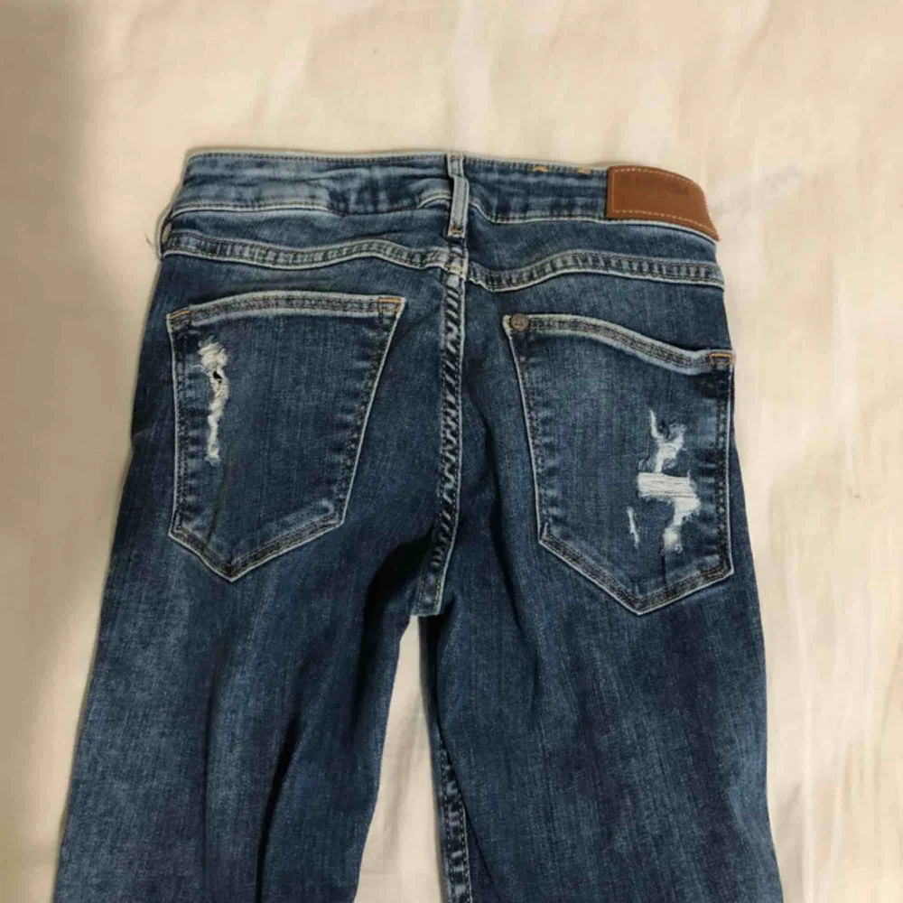 Ett par fina jeans med hål! Frakt tillkommer! ☺️. Jeans & Byxor.