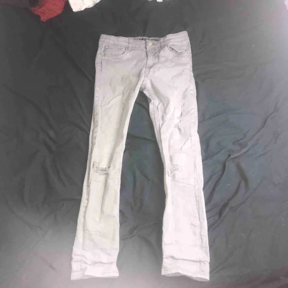 ett par väldigt gamla gråa jeans inte ofta använda, men dem har bara varit här hemma och behöver komma till använding! köparen står för frakten och betalning sker via swish :). Jeans & Byxor.