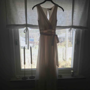  - En jättefin vaniljfärgad långklänning till lärarmiddag/bal/ sommaren!! Använd en gång, är i storlek 32! Mycket bra skick!   Kontakt: 0732500530( nås på sms) 