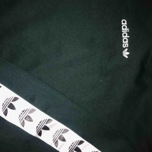  - Mörk grön adidas hoodie, väldig snygg och bekväm🎾 Möts gärna upp i Stockholm området, annars står köparen för frakten (då det inte ingår i priset)🐊