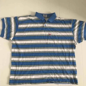  - Randig Levi's piké i bra skick! Använd 2-3 gånger. Köparen betalar frakt men kan mötas upp i Stockholm 😊