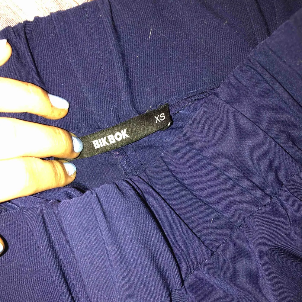 Fina byxor från Bikbok i super fint skick⚡️⚡️. Jeans & Byxor.