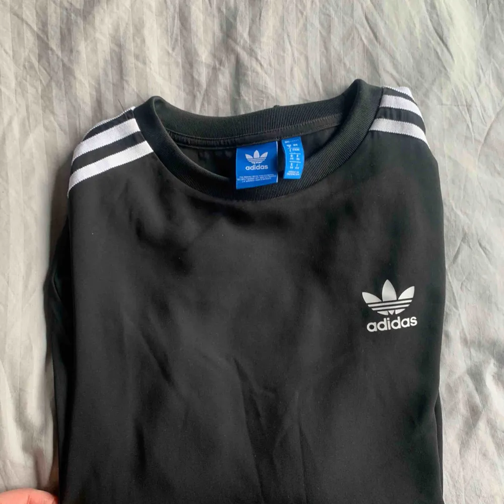 Långärmad adidastöja, strävt material och med tunna resårer vid linning och ärmar. Supersnygg, köpt på urban outfitters men ej kommit till användning 💃. Tröjor & Koftor.