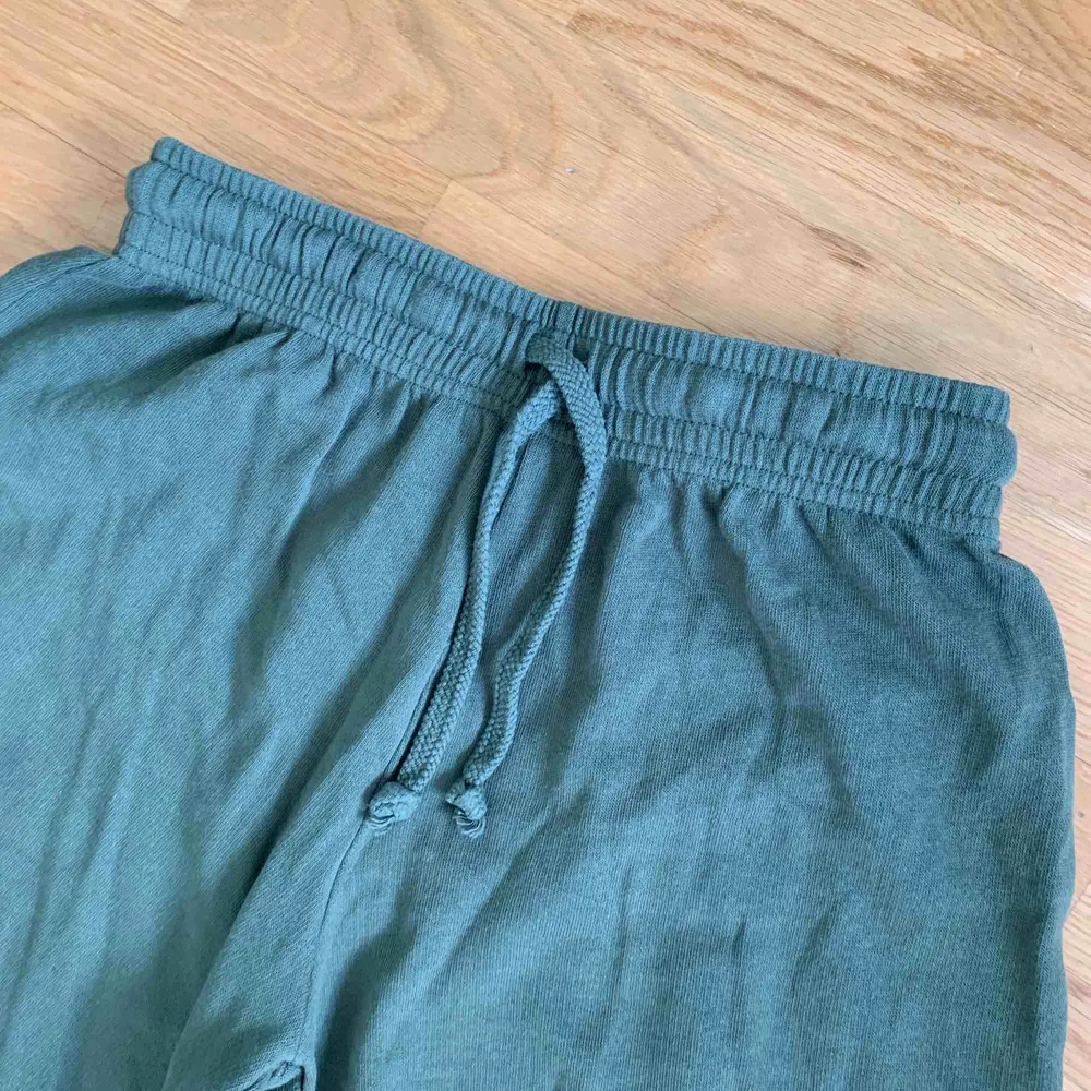 ”Yogabyxor”, i mjukismaterial, mörkgröna. Går till vaden på mig som är 164cm. . Jeans & Byxor.