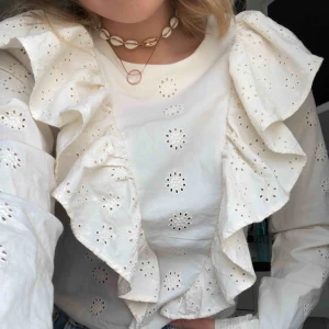  - Supersöt blus med fint mönster ifrån h&m storlek XS/S, volanger både på fram och baksida. Även en dragkedjan på ryggen, köparen står för frakt 💖