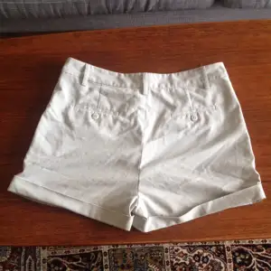 Säljer mina superfina shorts från Gina tricot,  bilden visar dock inte shortsens rättvisa.