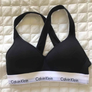  - Svart Calvin Klein Sport-bh. Endast testad en gång. Har klippt bort storlekslappen då den kliade. Storlek S/M. Är själv mer s men kuporna passar större.  