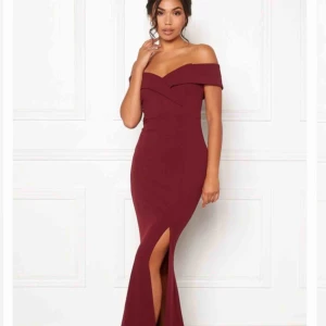  - Säljer min fina balklänning för att den var för liten för mig! Den är slutsåld vilket är den stora orsaken till varför jag måste sälja den och hitta en ny balklänning. Nypris 499kr. Endast provat klänningen. Köparen står för frakten, kan också mötas upp!