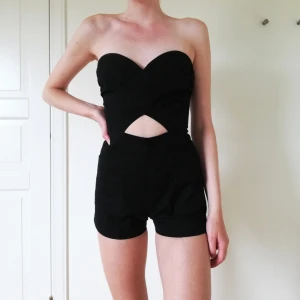  - Skitsnygg byxdress som tyvärr aldrig kommit till användning då den är lite för liten :(( 2 fickor frampå (2a bilden) och dragkedja bak så man får på den lätt🌹 frakt ingår! 